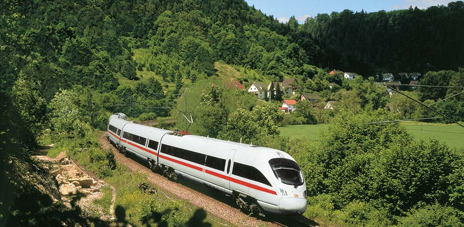 Un tren de la Deutsche Bahn viaja por Alemania.