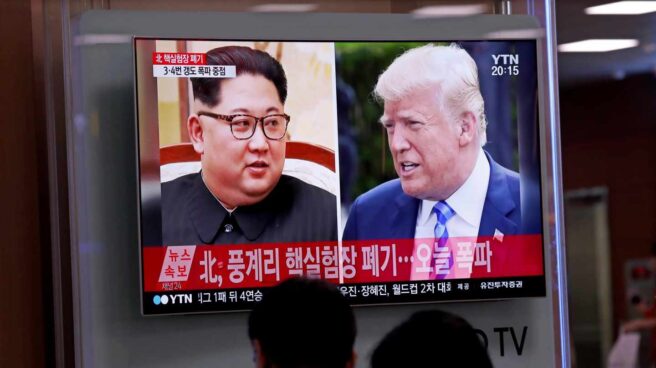 Varios surcoreanos siguen por televisión informaciones referidas a los líderes norcoreano, Kim Jong-un, y estadoundiense, Donald Trump, en la Estación de Seúl.