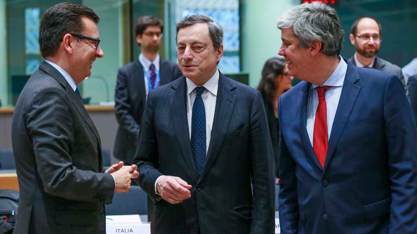 El ministro de Economía, Román Escolano, junto a Mario Draghi y Mario Centeno en la reunión del Eurogrupo.