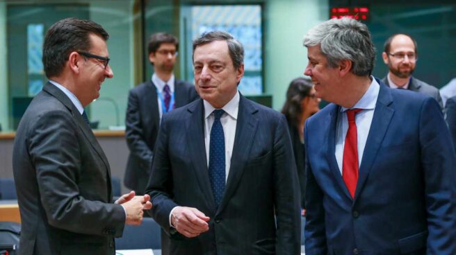 El ministro de Economía, Román Escolano, junto a Mario Draghi y Mario Centeno en la reunión del Eurogrupo.