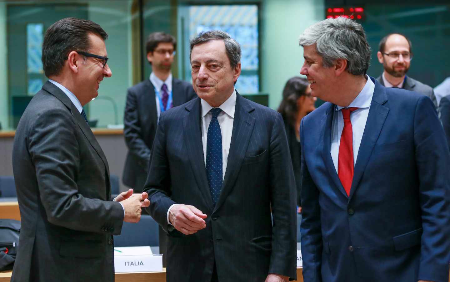 El ministro de Economía, Román Escolano, junto a Mario Draghi y Mario Centeno en la reunión del Eurogrupo.