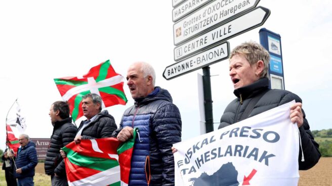 Simpatizantes de ETA frente a Villa Arnaga de Cambo (Francia). Simpatizantes de ETA frente a Villa Arnaga de Cambo (Francia).