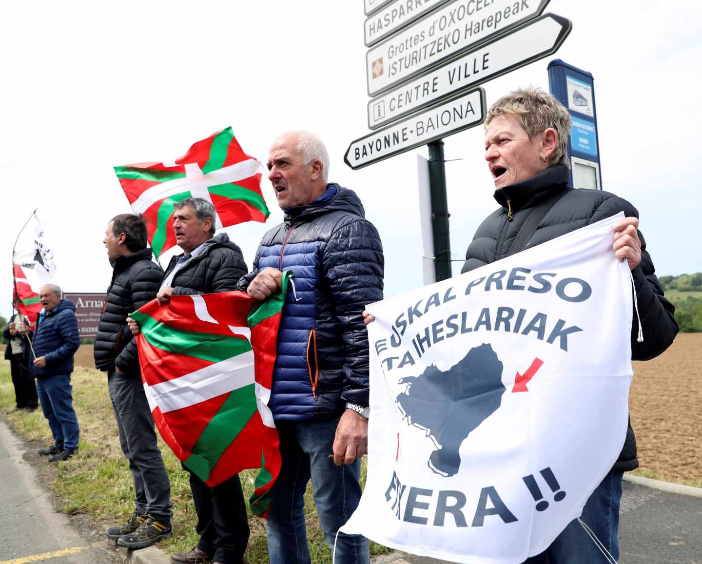 Simpatizantes de ETA frente a Villa Arnaga de Cambo (Francia).