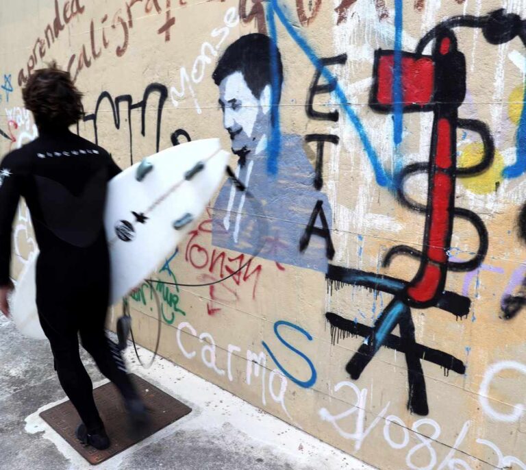 Desprovista de sus afeites, la foto de la derrota de ETA es la de hoy