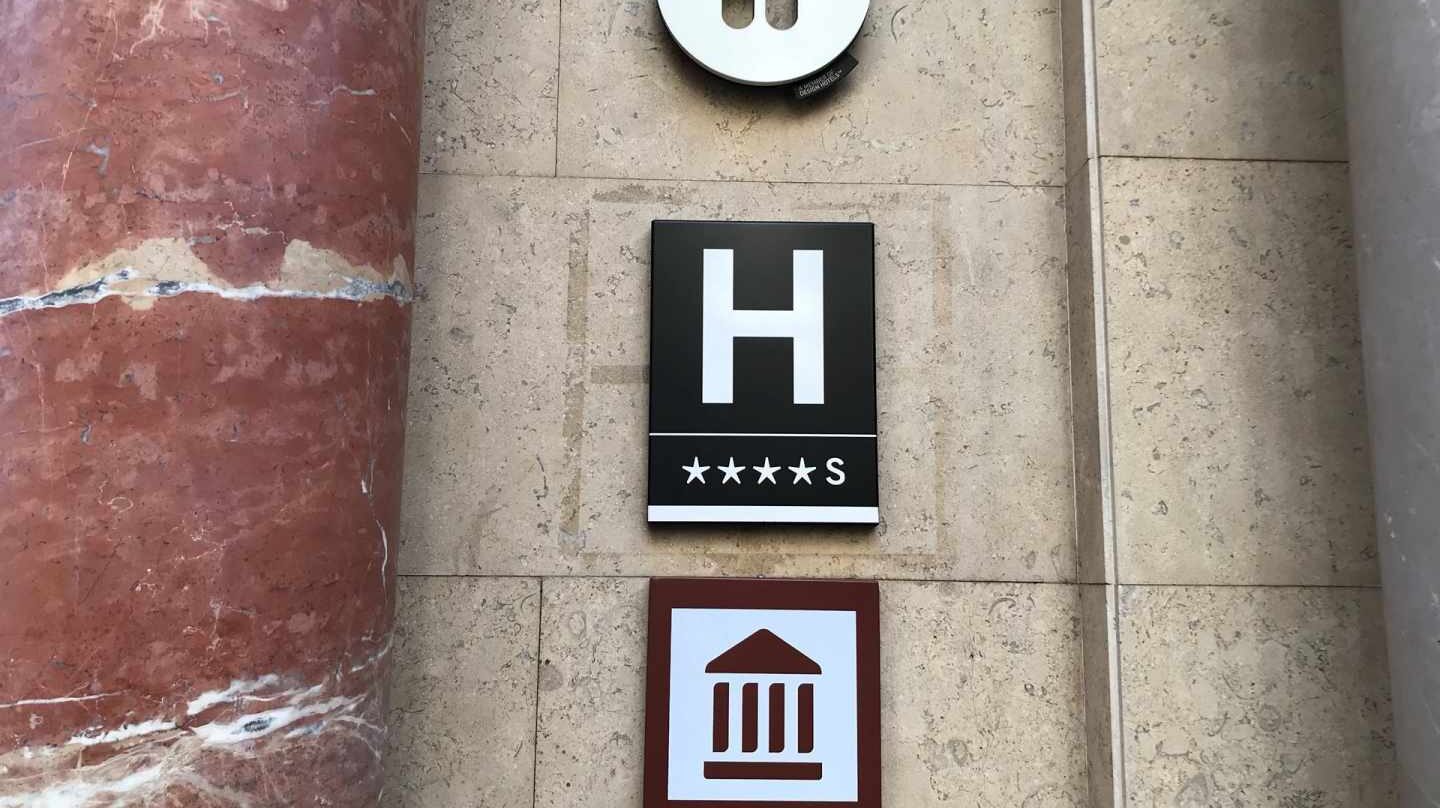 Fachada de un hotel.
