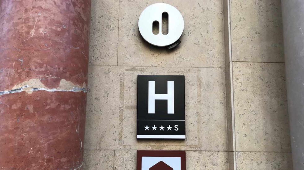 Fachada de un hotel.