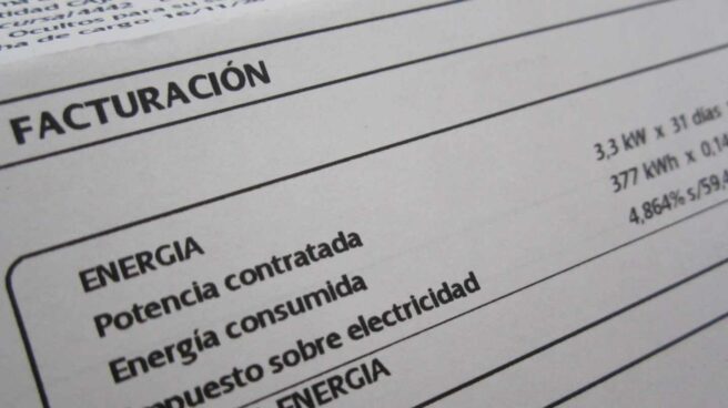 El Gobierno amplía las ayudas de la luz a afectados por la crisis, pero levanta el veto a cortarles la electricidad