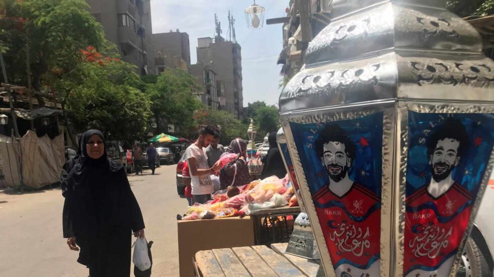 En El Cairo, durante el Ramadán los mercadillos venden faroles típicos adornados con la imagen de Mo Salah.
