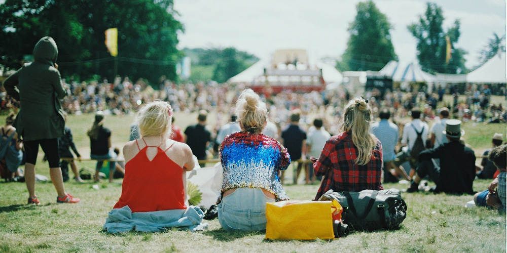 Tres chicas rodeadas de gente disfrutando del Shambala Festival