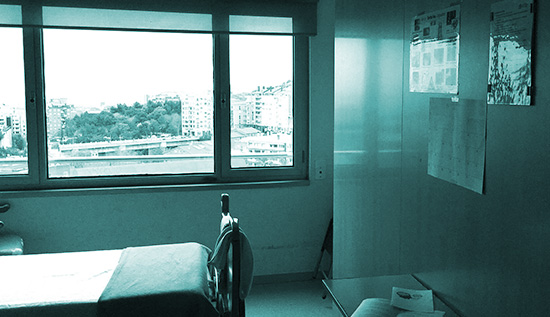 Una habitación vacía en un hospital.