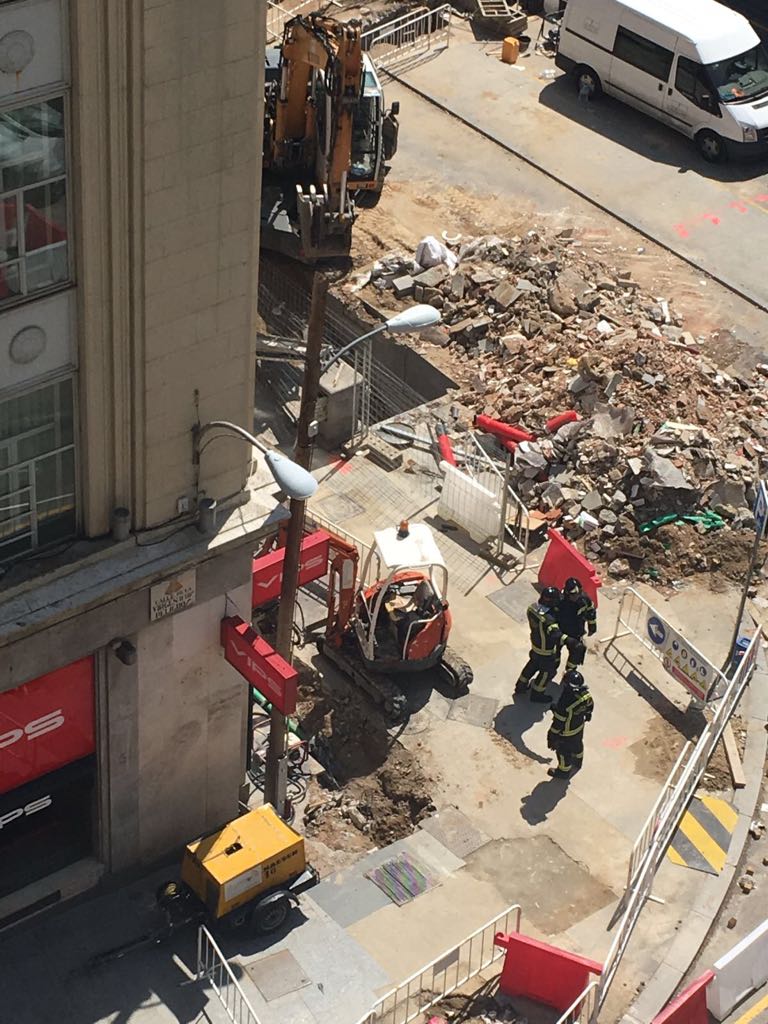 Los bomberos, en la zona del escape.