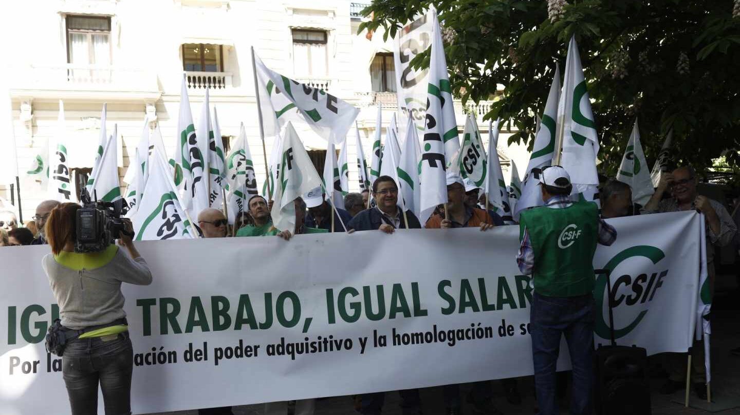 Los sindicatos reclaman un salario mínimo de 1.200 euros para los funcionarios.