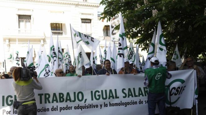 Los sindicatos reclaman un salario mínimo de 1.200 euros para los funcionarios.