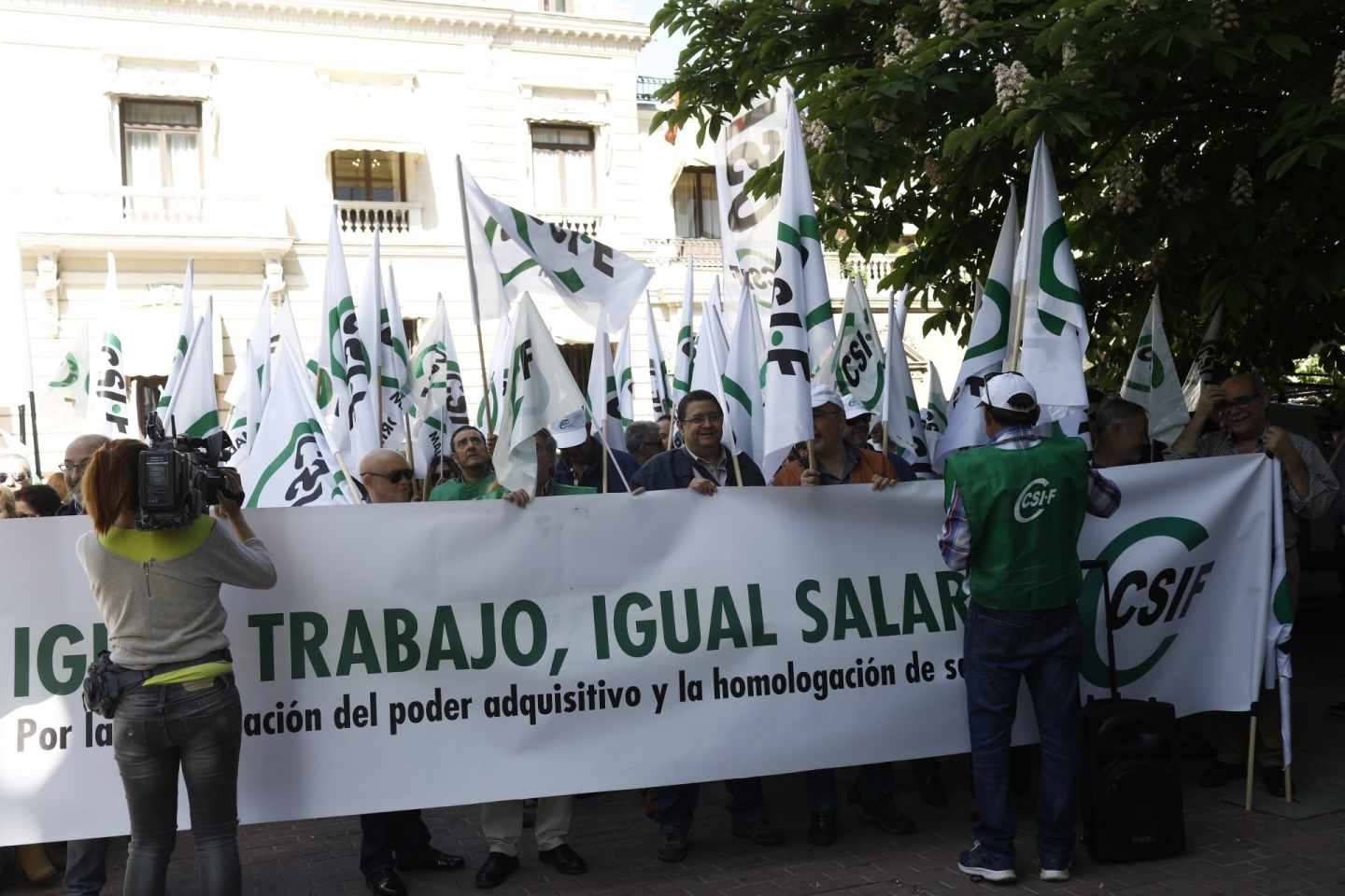 Los sindicatos reclaman un salario mínimo de 1.200 euros para los funcionarios.