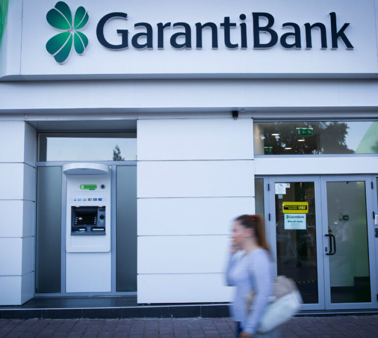S&P rebaja el ráting de Garanti, filial turca de BBVA, por la caída de la lira