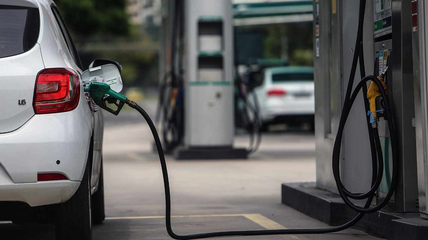 Un coche reposta en una gasolinera.