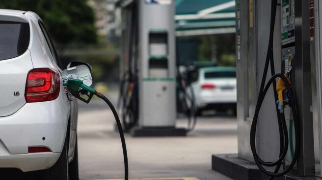 Un coche reposta en una gasolinera.