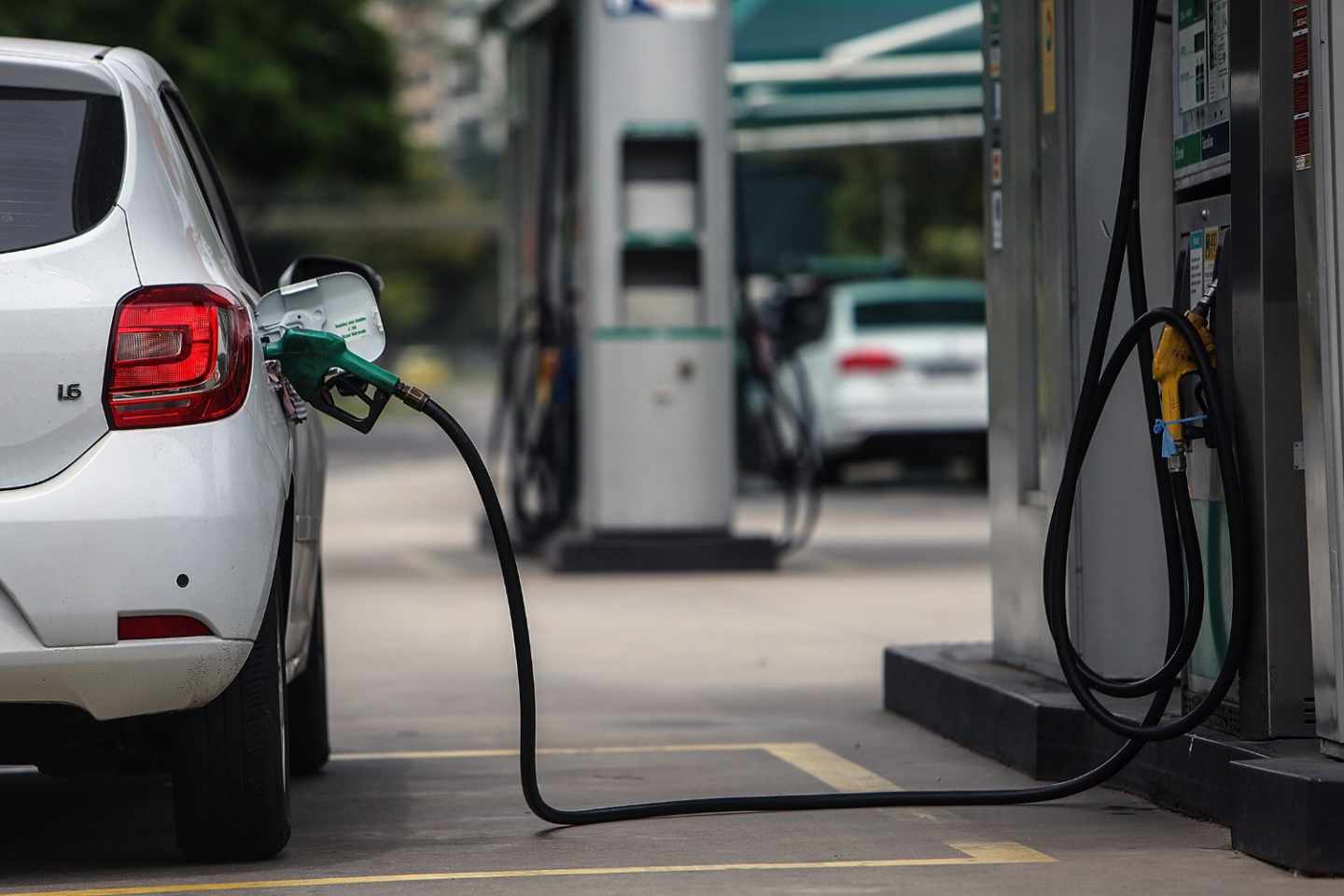 Un coche reposta en una gasolinera.