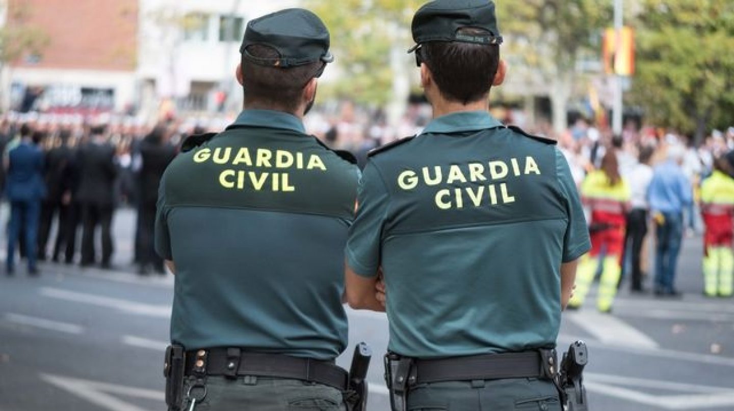 Una pareja de agentes de la Guardia Civil, durante un servicio.