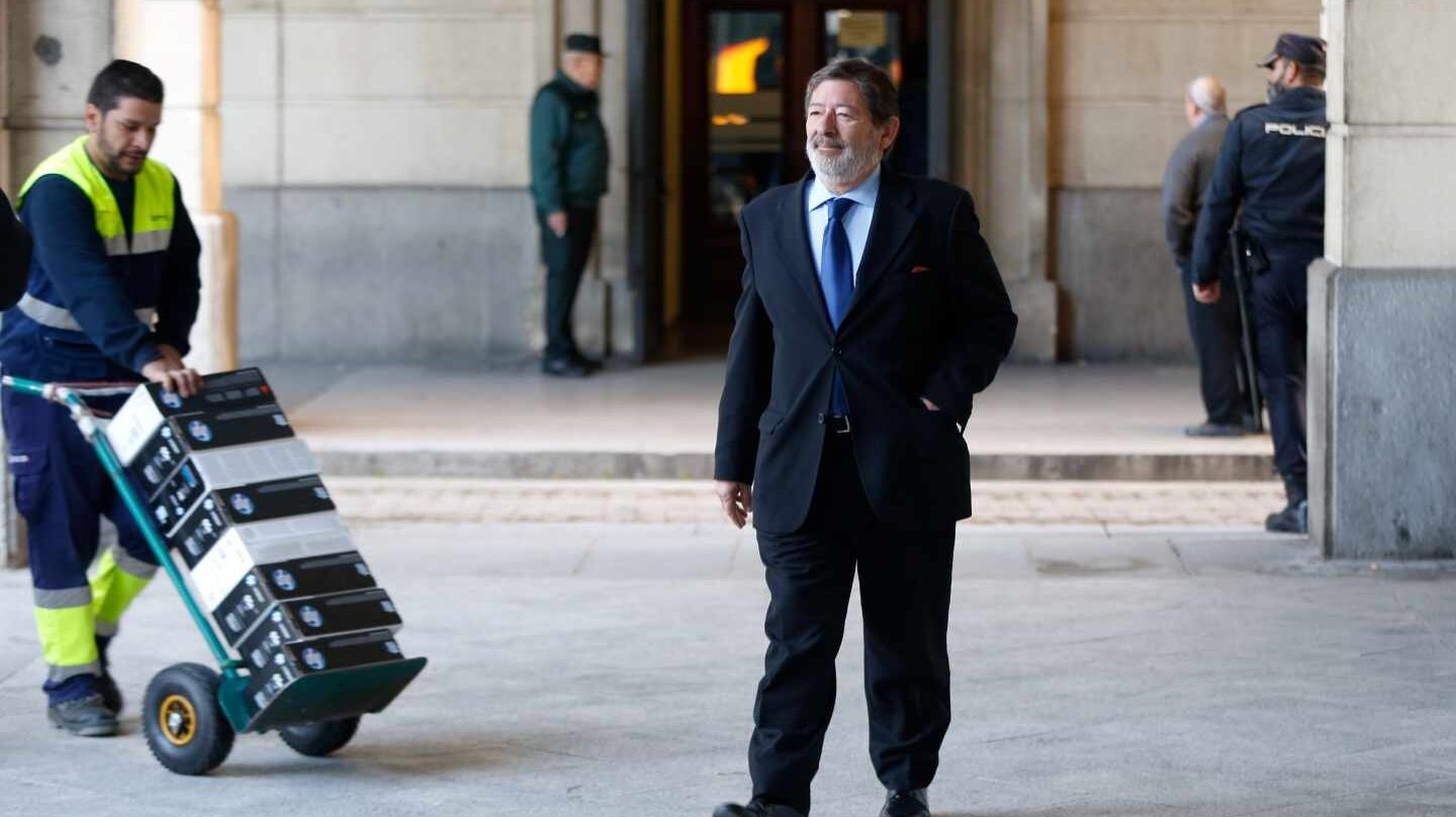Javier Guerrero, dirigiéndose a la Audiencia de Sevilla a una de las sesiones del juicio del 'caso ERE'.