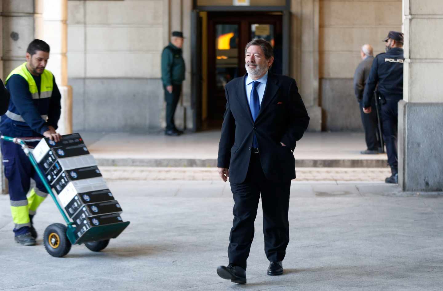 Javier Guerrero, dirigiéndose a la Audiencia de Sevilla a una de las sesiones del juicio del 'caso ERE'.