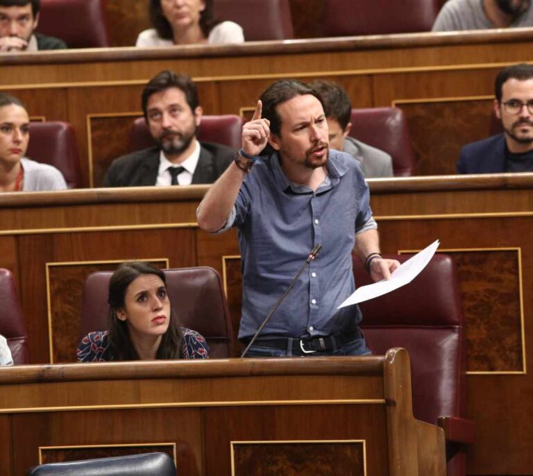 Iglesias avisa a Rajoy: dimitir es una "jugada sucia" para "agarrar el poder cual garrapata"