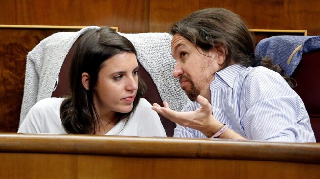 Irene Montero y Pablo Iglesias, en sus escaños del Congreso de los Diputados.