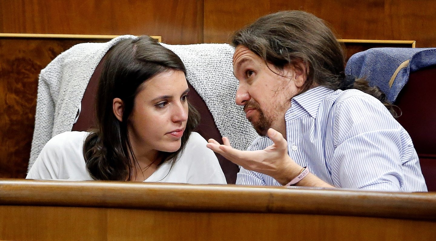 Irene Montero y Pablo Iglesias, en sus escaños del Congreso de los Diputados.