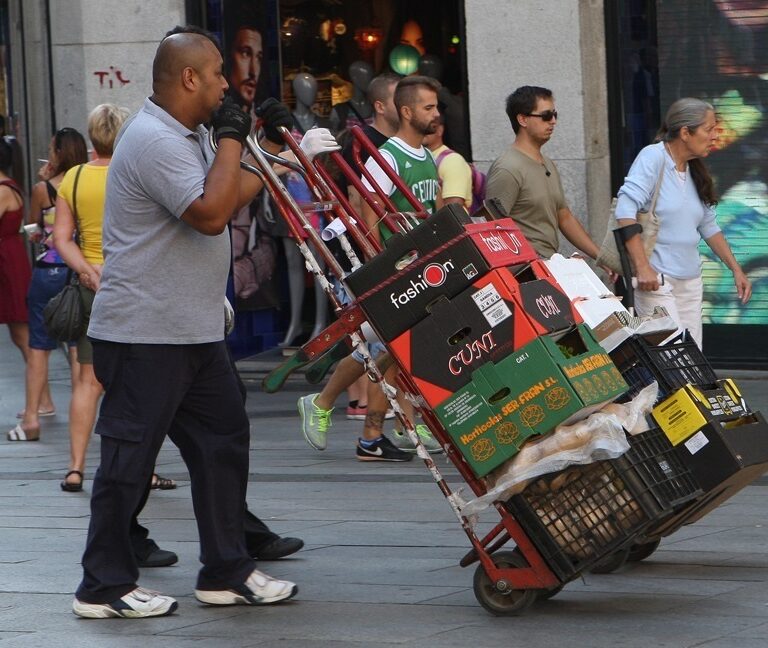 Los inmigrantes rozan los niveles de empleo precrisis tras abrir un 34% más de negocios