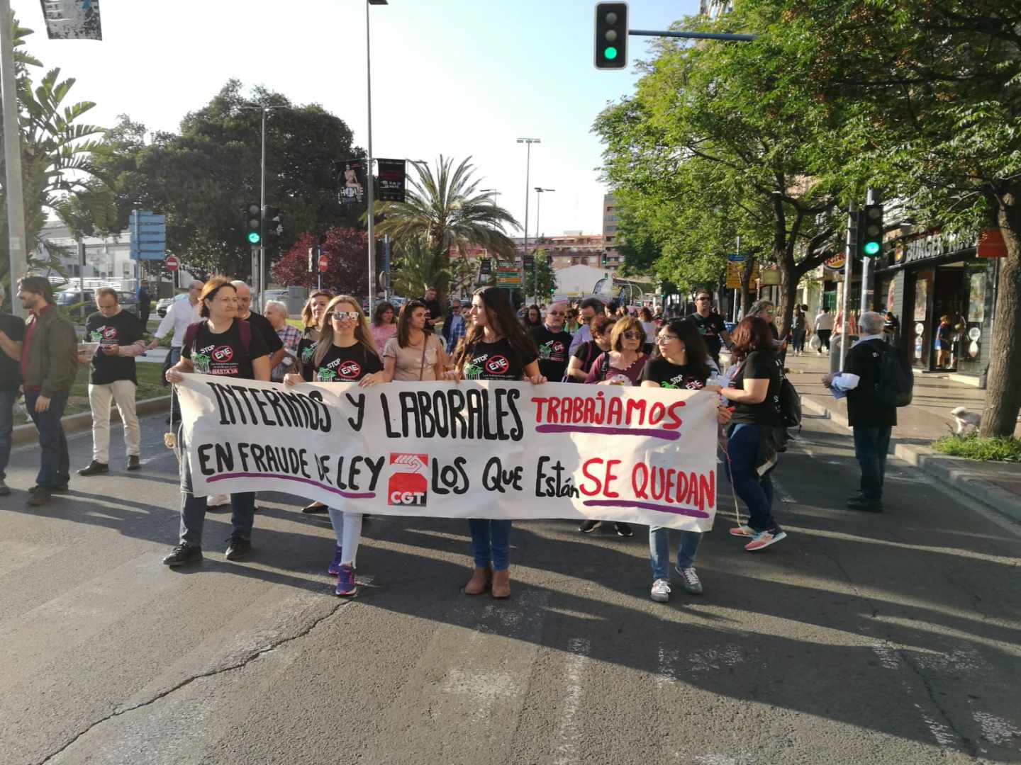 Concentración de interinos pidiendo que se reconozcan sus méritos a la hora de consolidar plazas.