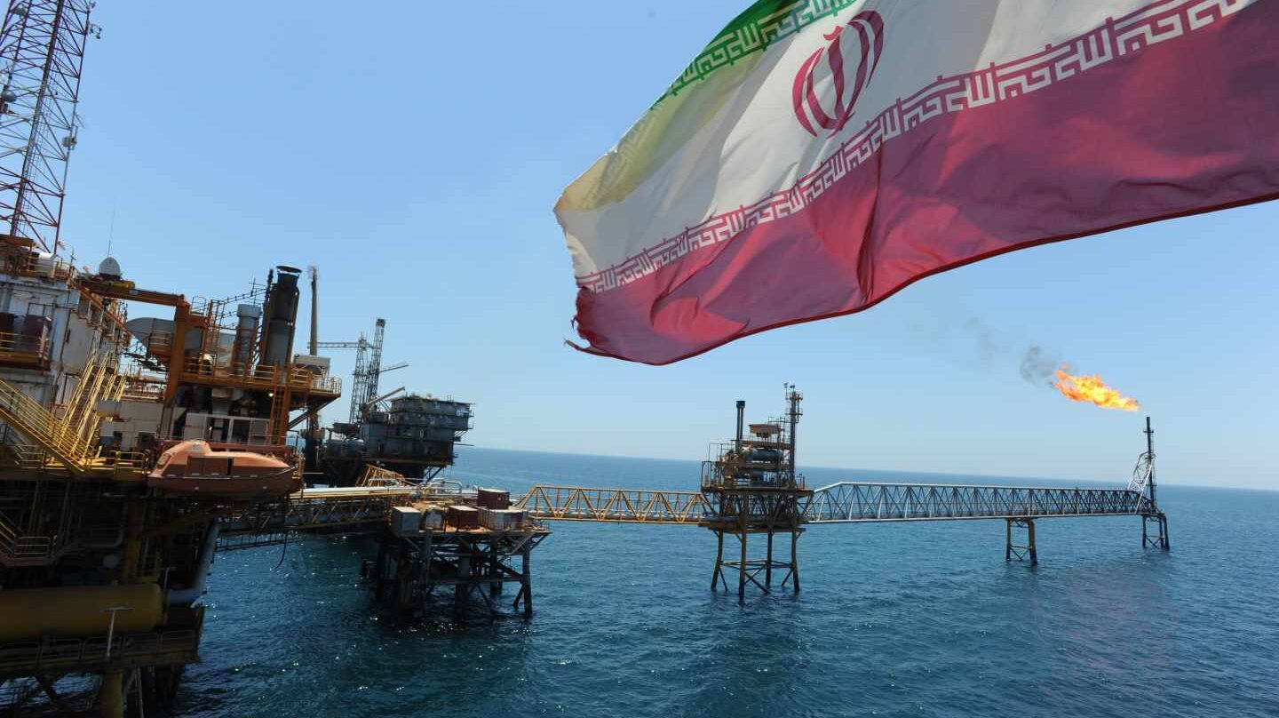 El petróleo acelera a máximos de cuatro años tras la ruptura entre Estados Unidos e Irán.