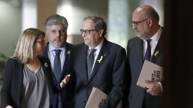 El candidato a presidente de la Generalitat por JxCat, Quim Torra (2d), junto a los líderes de su partido Elsa Artadi (i), Albert Batet (2i) y Eduard Pujol.