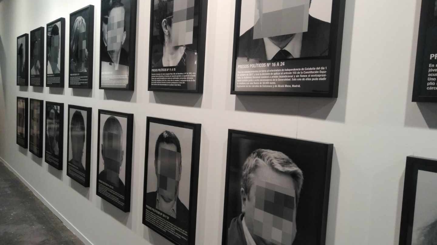 La obra 'Presos Políticos' de Santiago Sierra.