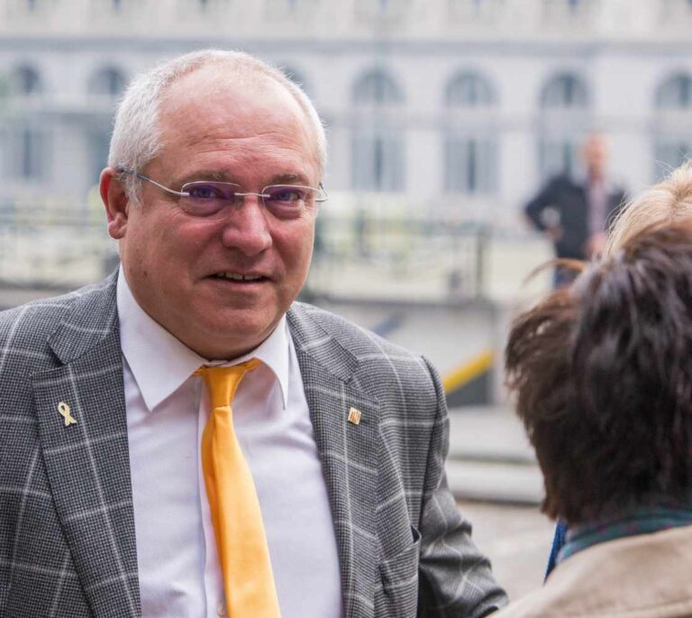 El voto del fugado Lluís Puig abre un nuevo frente a Borràs en el Parlament