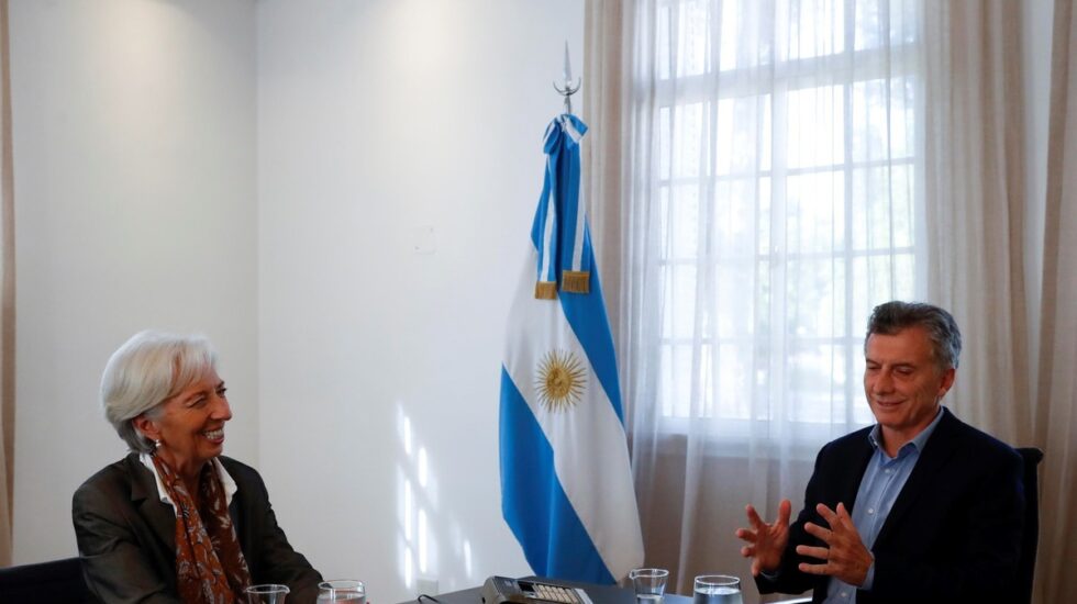 Argentina solicita apoyo financiero al FMI para contener el derrumbe del peso.