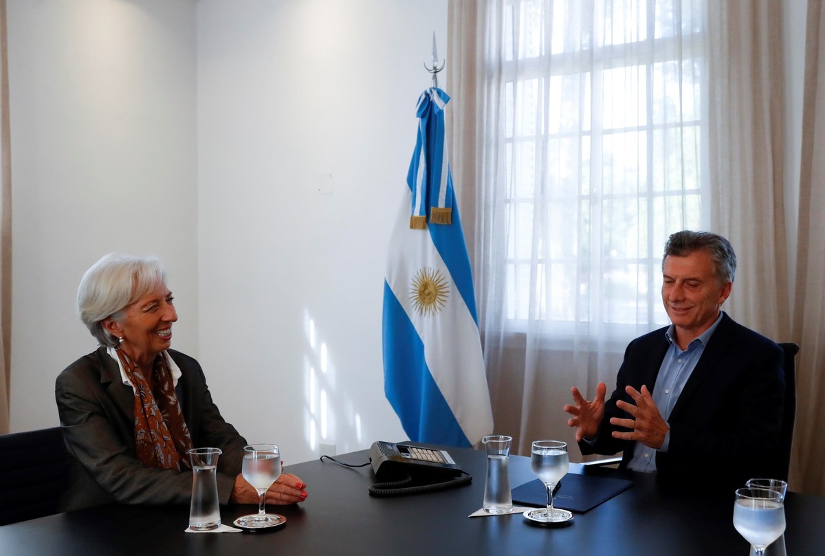 Argentina solicita apoyo financiero al FMI para contener el derrumbe del peso.