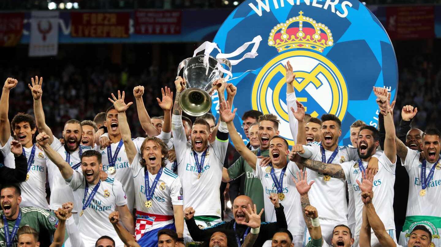 Los jugadores del Real Madrid alzan la Champions.