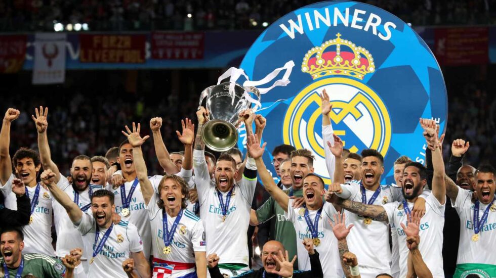 Los jugadores del Real Madrid alzan la Champions.