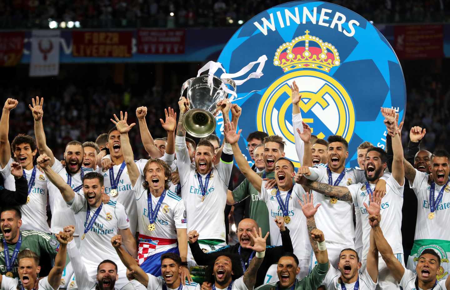 Los jugadores del Real Madrid alzan la Champions.