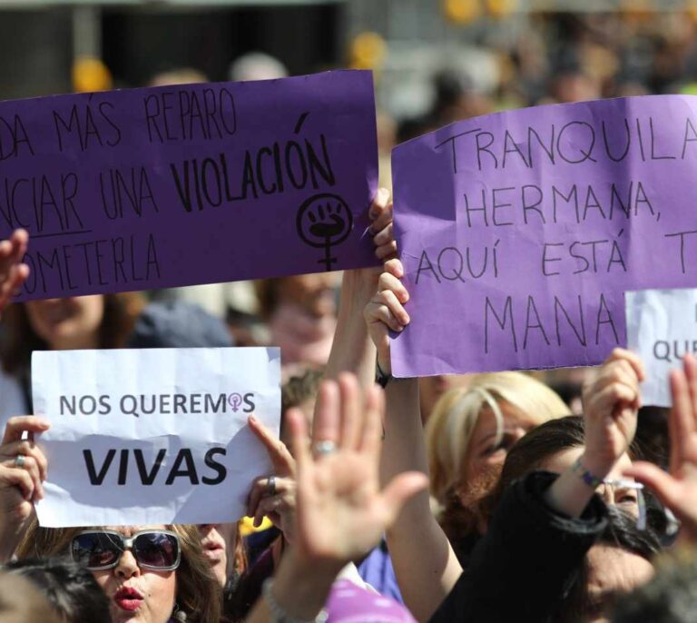 Un seguidor de la Legión difundió la fotografía y datos de la víctima de la Manada
