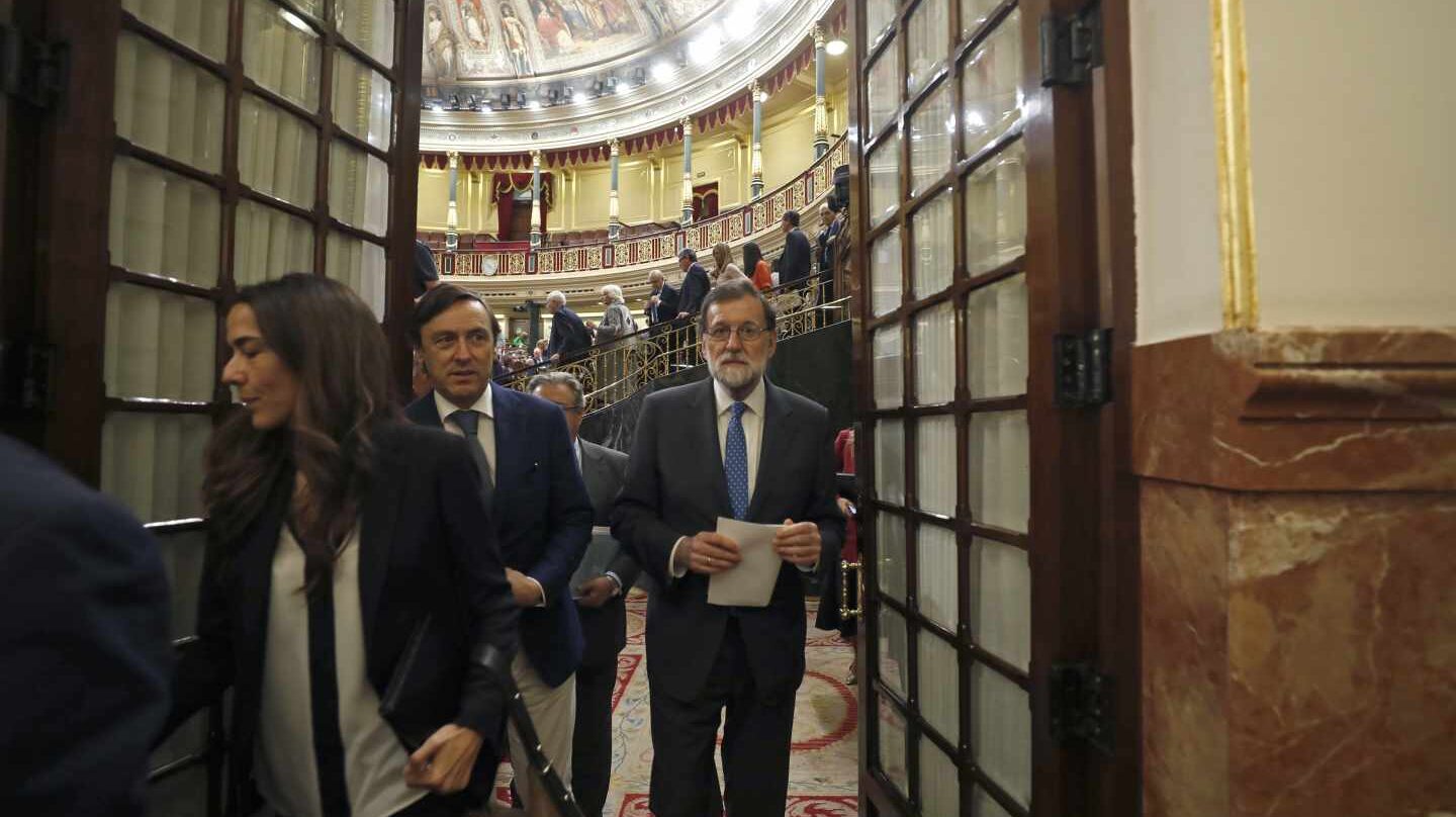 El presidente del Gobierno, Mariano Rajoy, sale del Hemiciclo del Congreso.