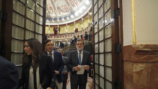El presidente del Gobierno, Mariano Rajoy, sale del Hemiciclo del Congreso.