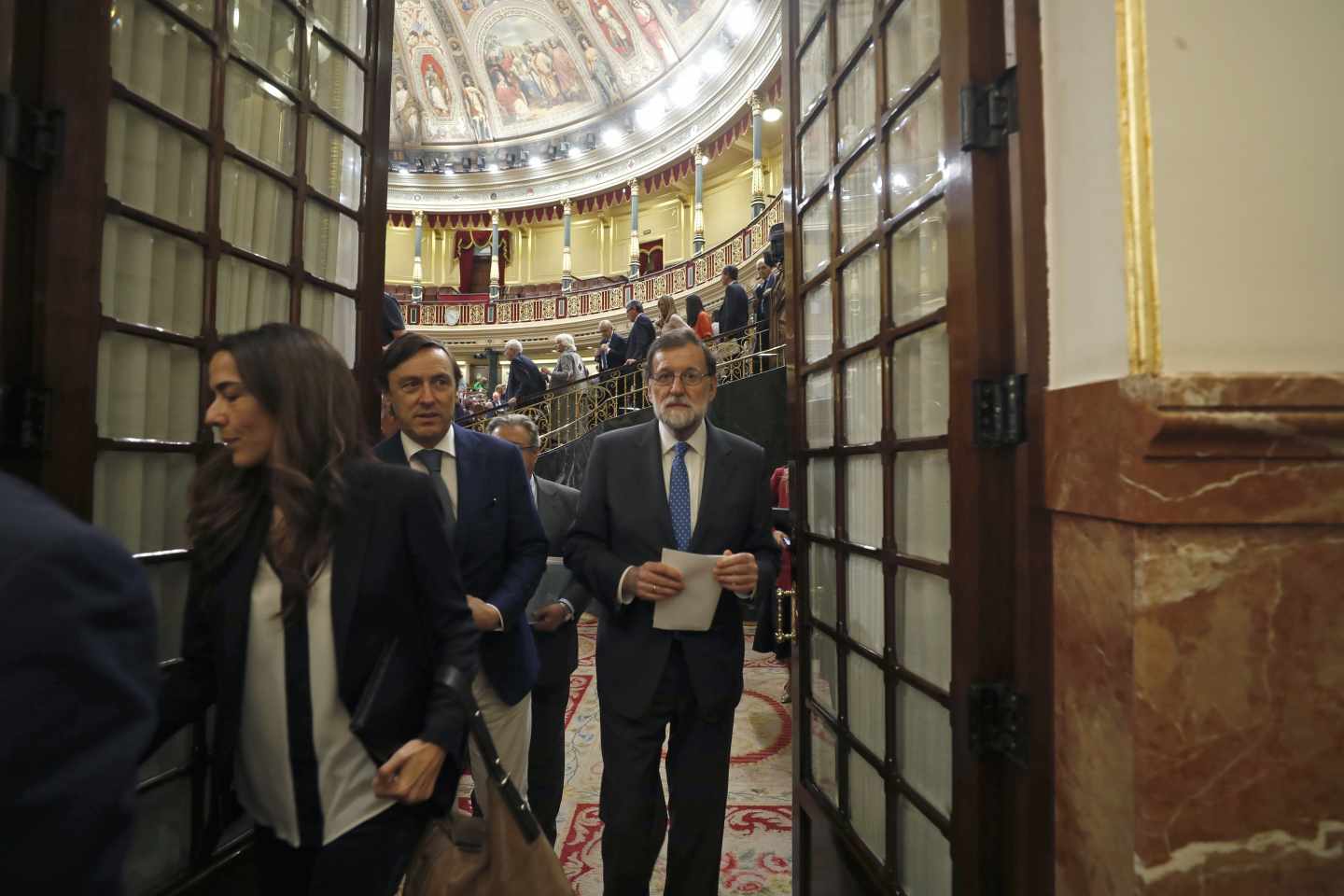 El presidente del Gobierno, Mariano Rajoy, sale del Hemiciclo del Congreso.