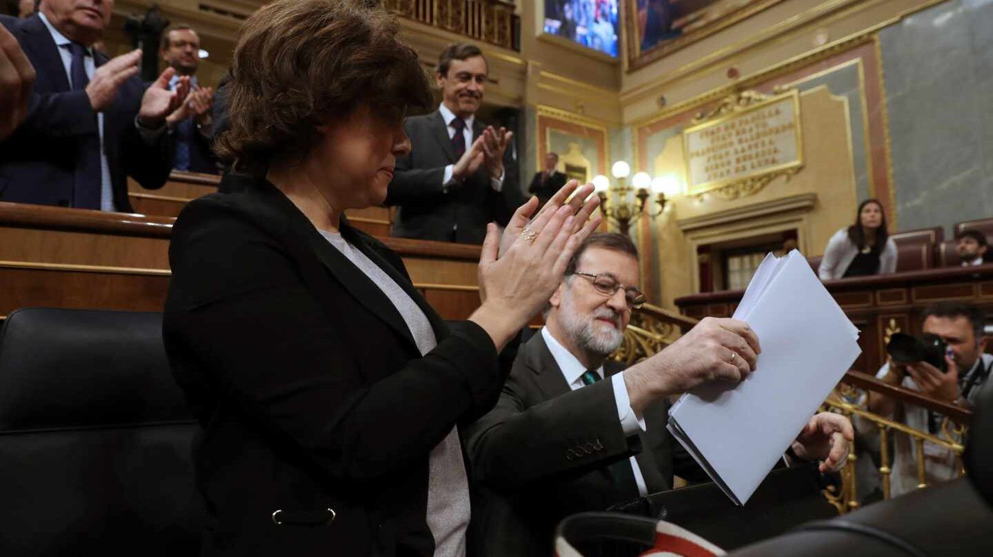 La bancada del PP junto a Soraya Sáenz de Santamaría aplaude a Mariano Rajoy