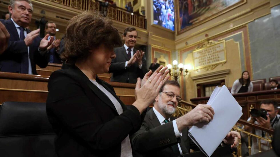 La bancada del PP, junto a Soraya Sáenz de Santamaría, aplaude a Mariano Rajoy.