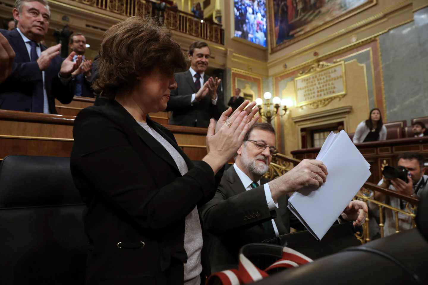 La bancada del PP, junto a Soraya Sáenz de Santamaría, aplaude a Mariano Rajoy.