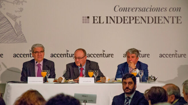 De izq. a dcha., Casimiro García-Abadillo, director de El Independiente; Luis María Linde, gobernador del Banco de España; y Juan Pedro Moreno, presidente de Accenture España.