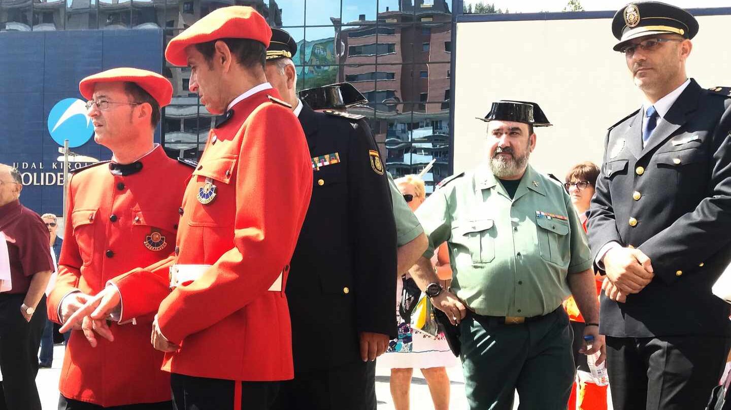 Agentes de la Ertzaintza, Guardia Civil y PolicÃa Nacional durante un acto de recuerdo a Miguel Angel Blanco.