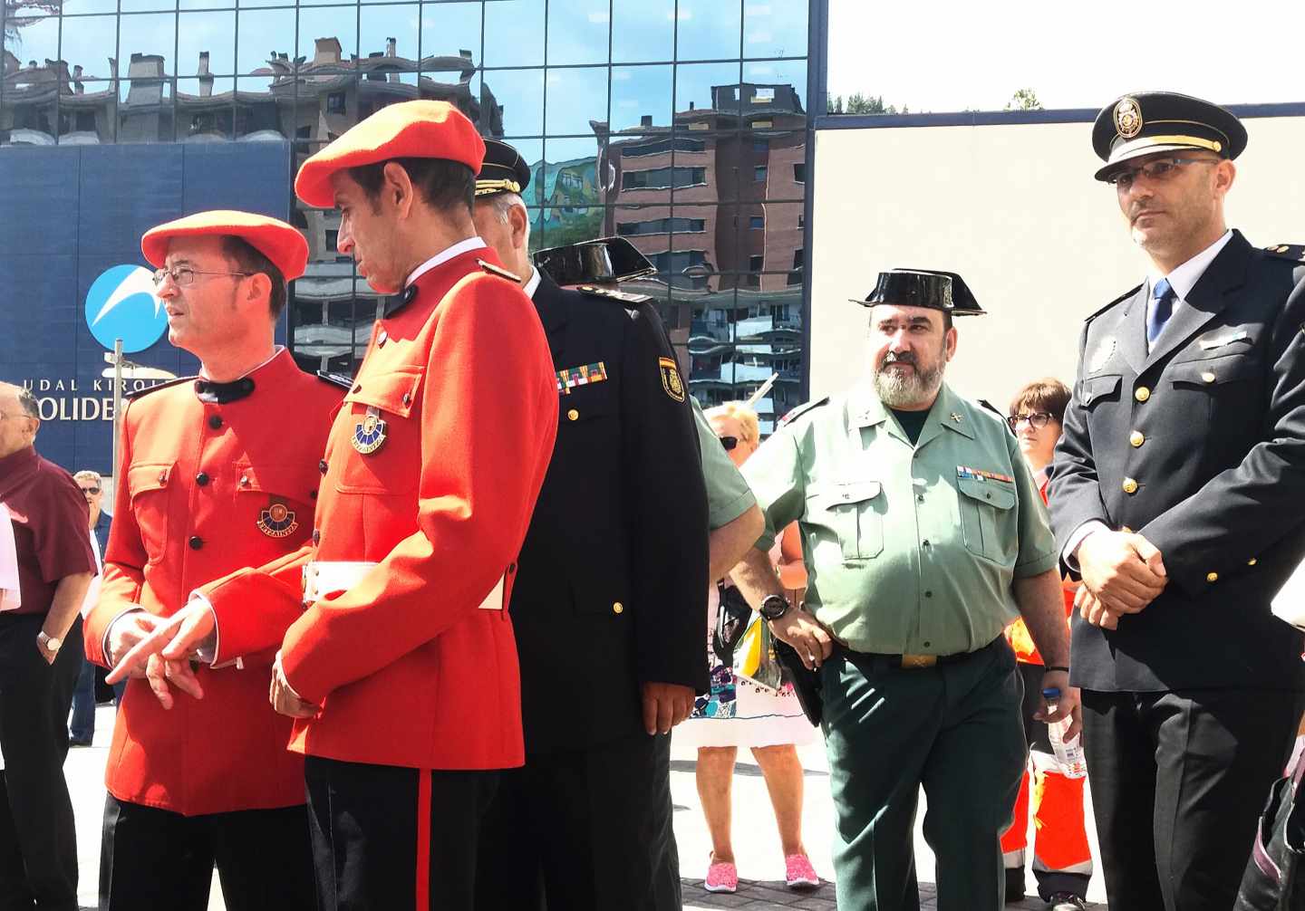 Agentes de la Ertzaintza, Guardia Civil y Policía Nacional durante un acto de recuerdo a Miguel Angel Blanco.