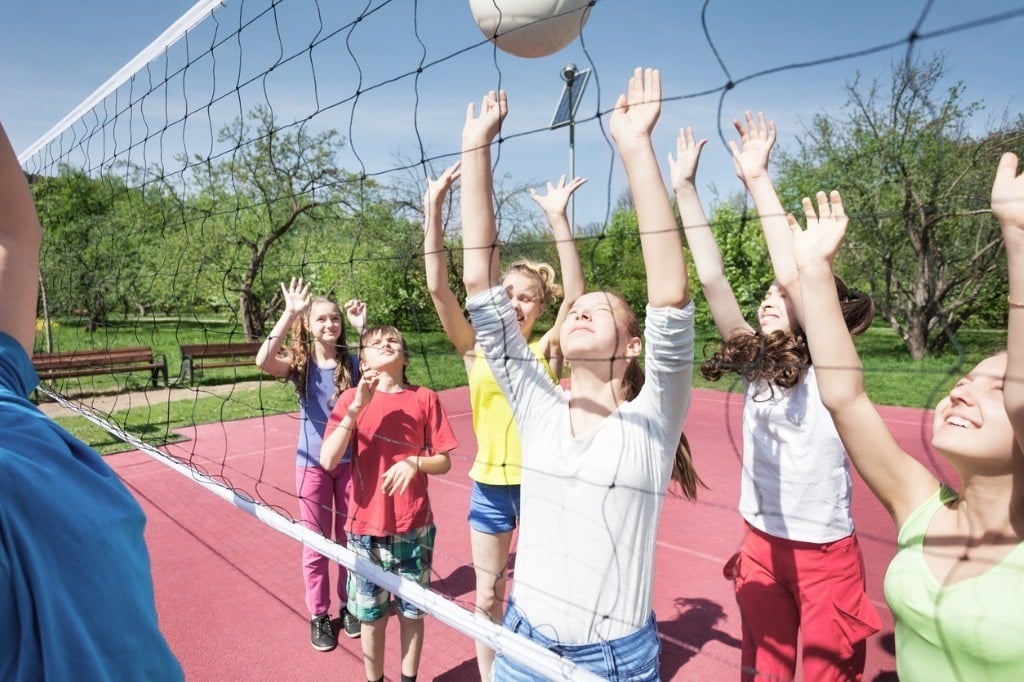 Un grupo de niñas haciendo deporte.